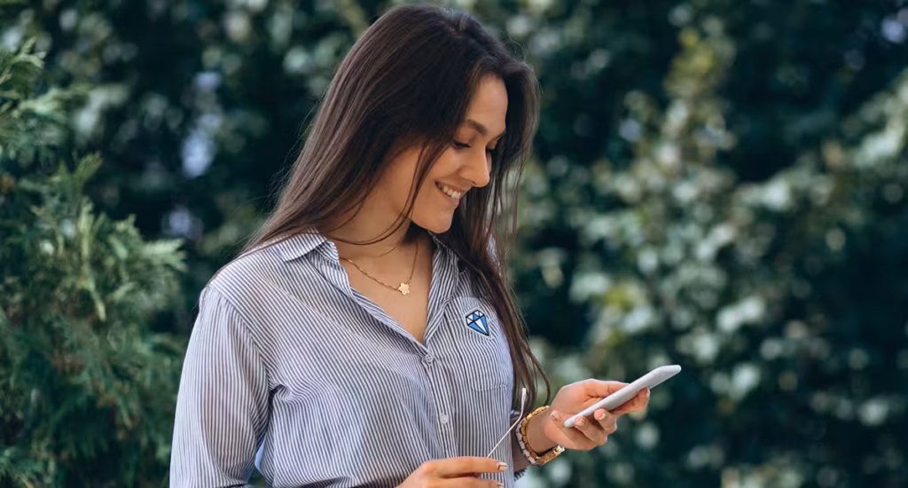 mulher agendando consulta com ginecologista em sao paulo pelo celular