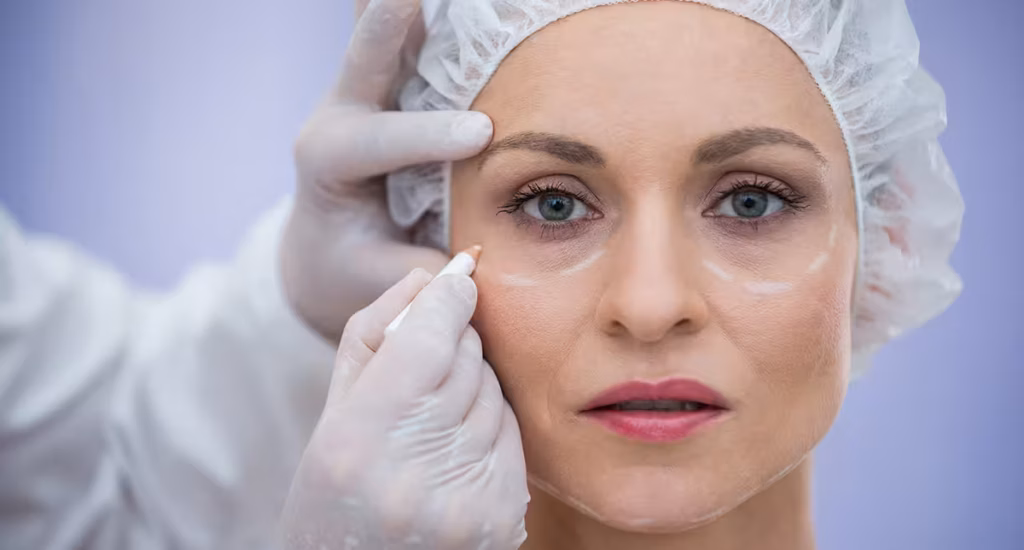 Cirurgião realizando blefaroplastia palpebral em centro cirúrgico em São Paulo
