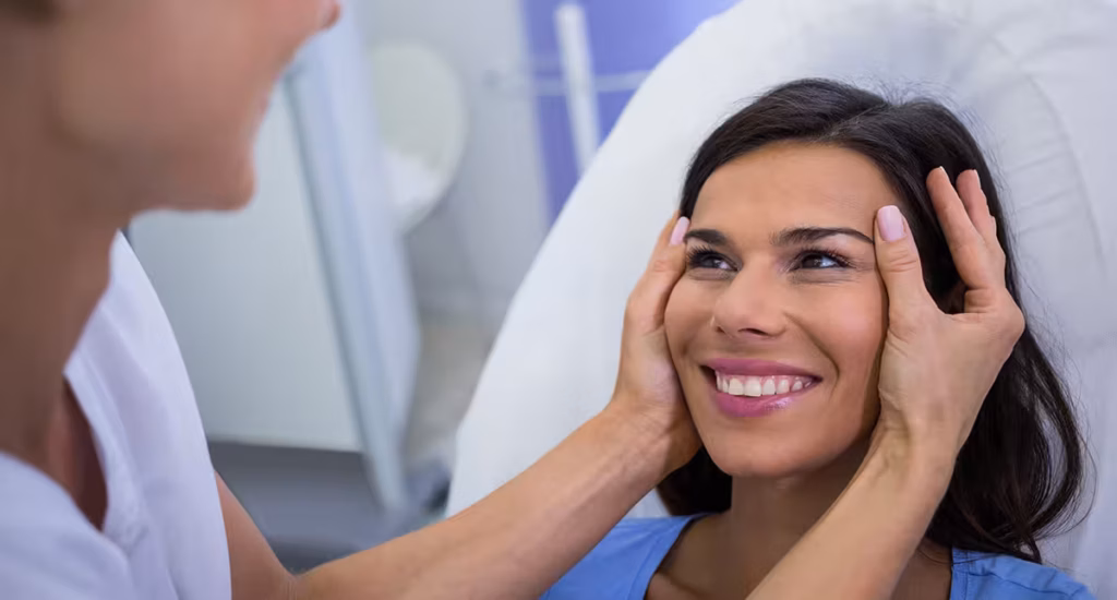Paciente em consulta de avaliação pré operatória de blefaroplastia com especialista em São Paulo