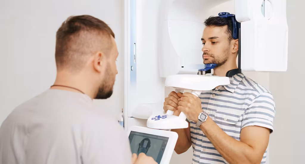 Dentista Invisalign em Porto Alegre realizando escaneamento intraoral 3D em paciente