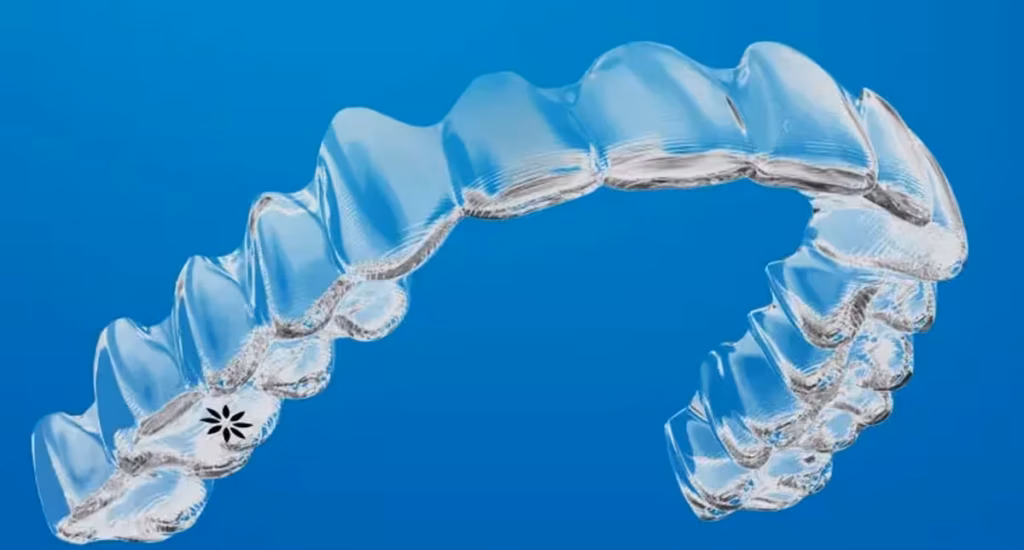 Alinhadores transparentes Invisalign sobre bancada branca de consultório odontológico