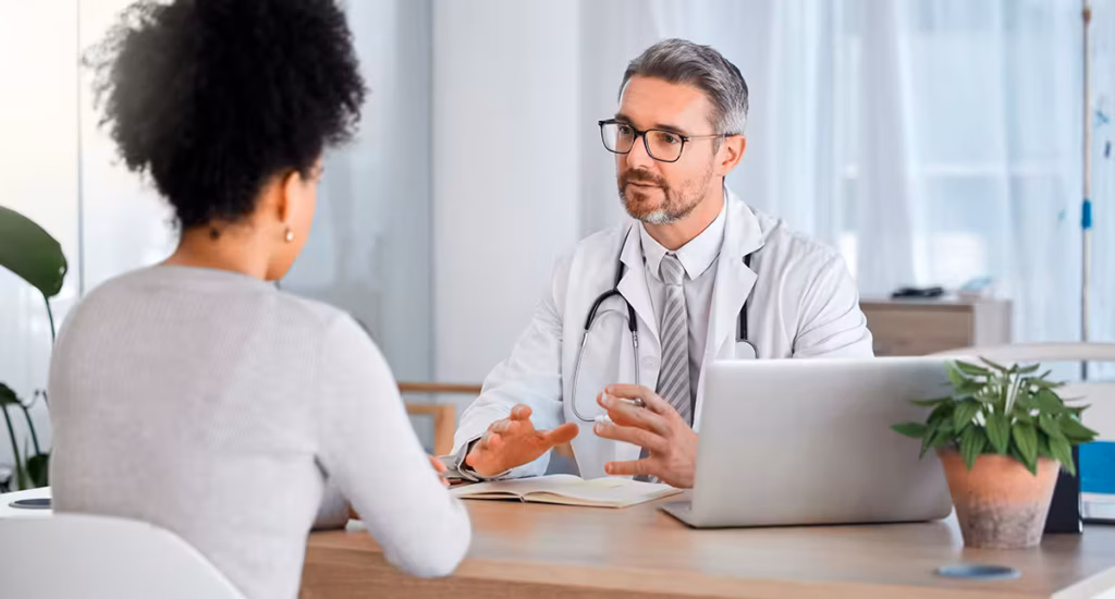 Especialista em medicina do emagrecimento em Curitiba durante consulta