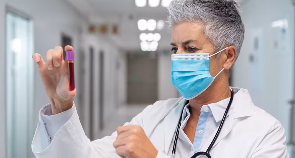 "Hematologista em São Paulo analisando exame de sangue em laboratório"
