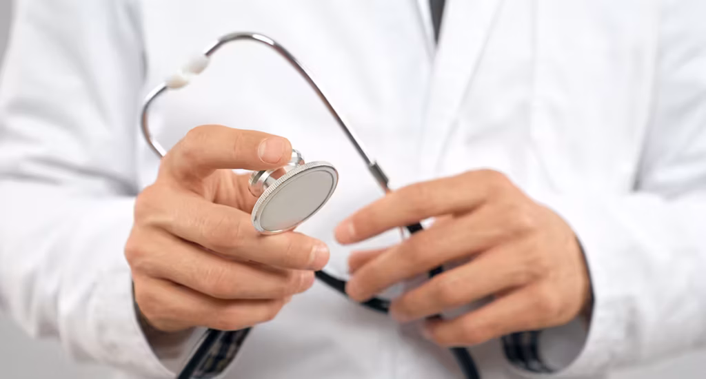 "Cardiologista em São Paulo realizando consulta em consultório"