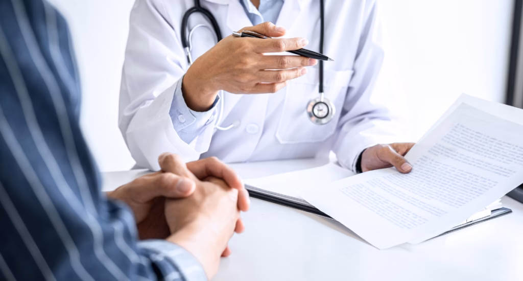 Especialista em medicina do emagrecimento em Nova Iguaçu em consulta com paciente