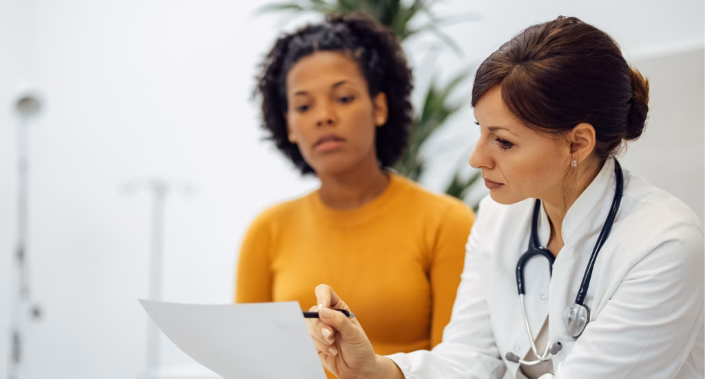 Médico especialista em emagrecimento analisando exames laboratoriais