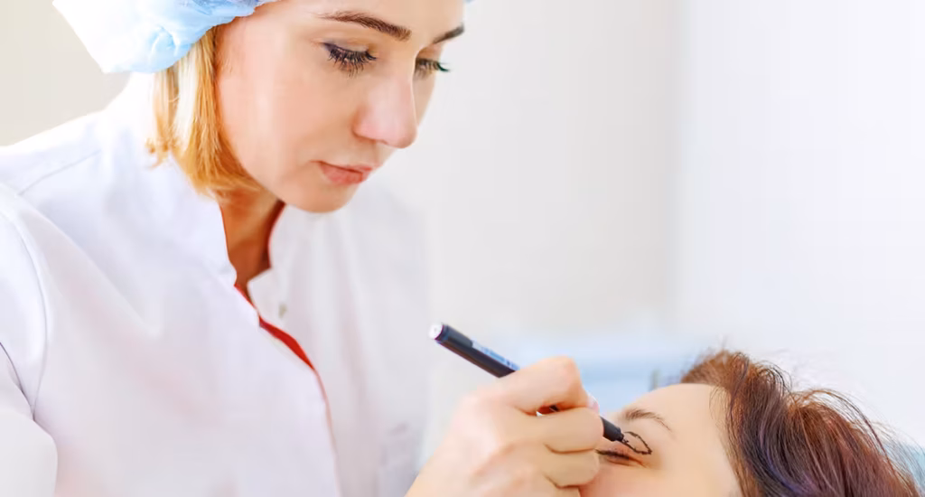 "médico especialista em tricologia realizando transplante de sobrancelhas em Porto Alegre"