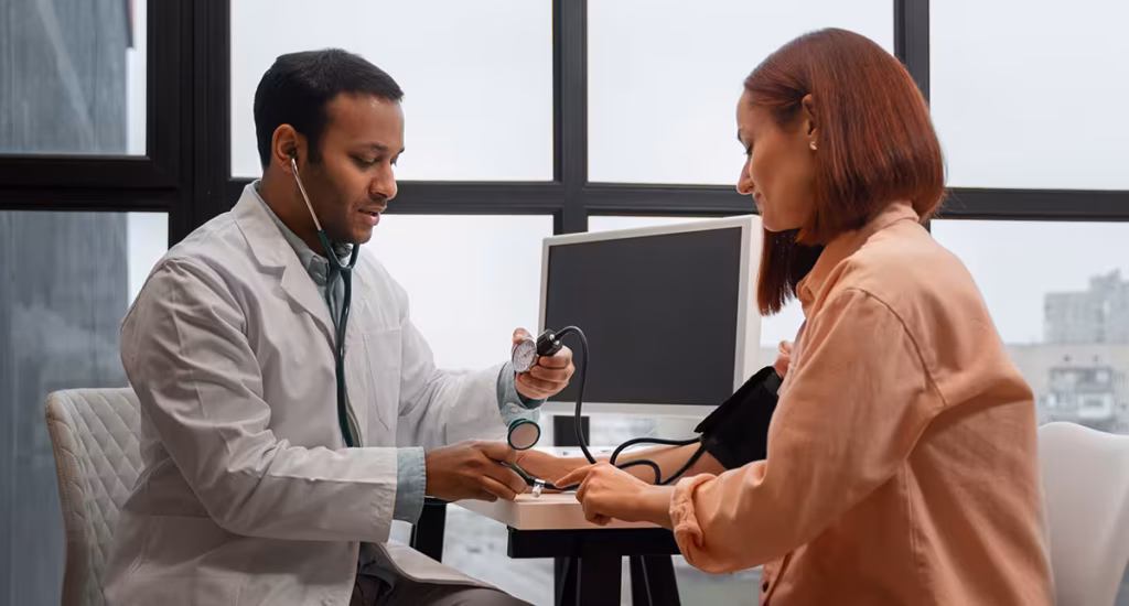 "Consulta com hematologista em São Paulo — paciente sendo atendido por especialista"