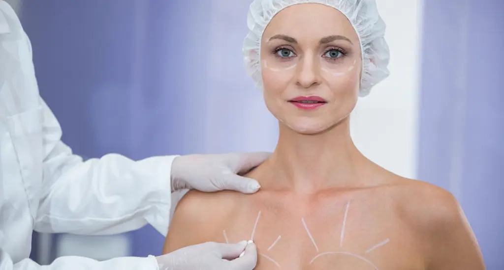Cirurgião plástico especialista em mamoplastia durante consulta de avaliação