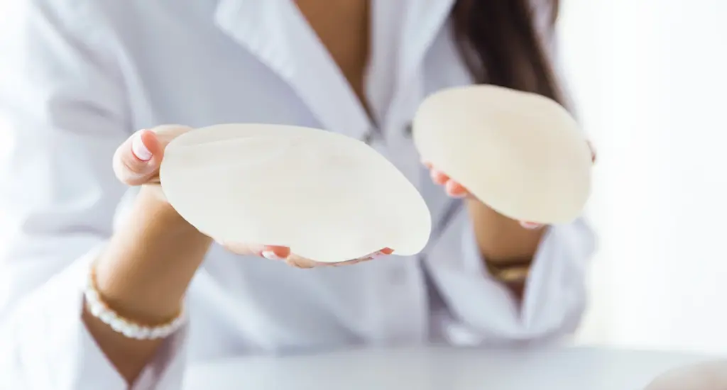 Paciente avaliando opções de mamoplastia de aumento em consultório