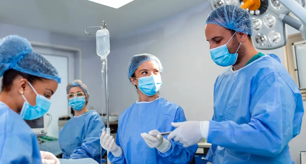 Equipe de cirurgia plástica em ambiente hospitalar estruturado