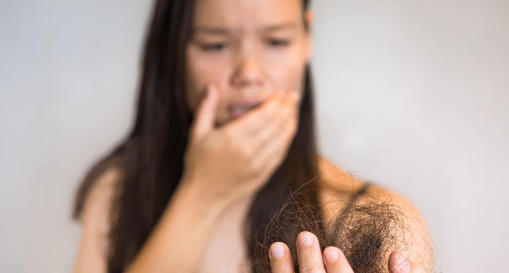Mulher com queda de cabelo buscando tricologista em São Paulo
