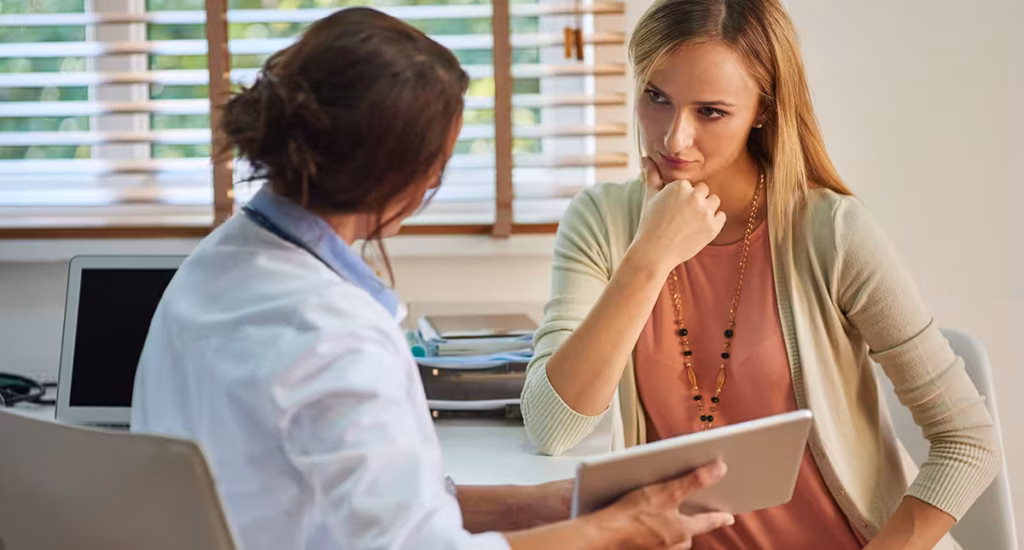 ginecologista conversando com paciente sobre menopausa