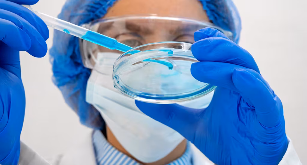 laboratório de reprodução assistida com óvulos sendo preparados para vitrificação