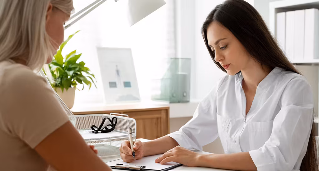médica ginecologista atendendo paciente em consultório particular