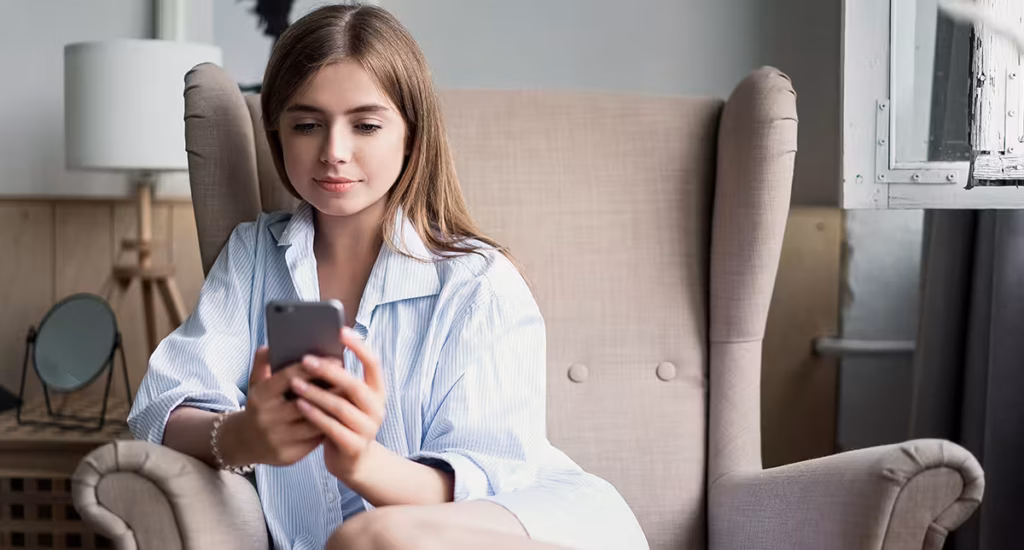 mulher pesquisando médico ginecologista perto de mim em celular