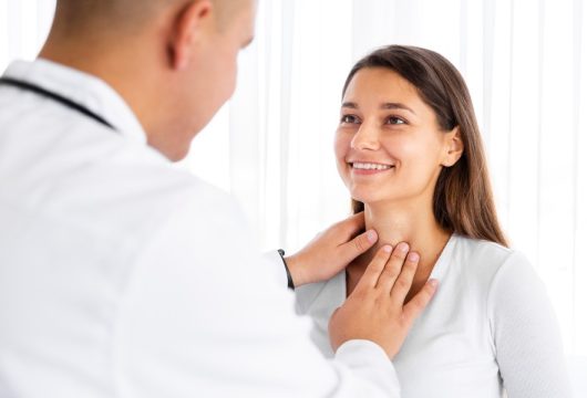 medico-examinando-pescoco-de-paciente